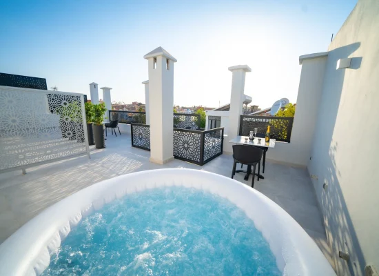 Sur-Terrasse-jacuzzi-scaled (1)