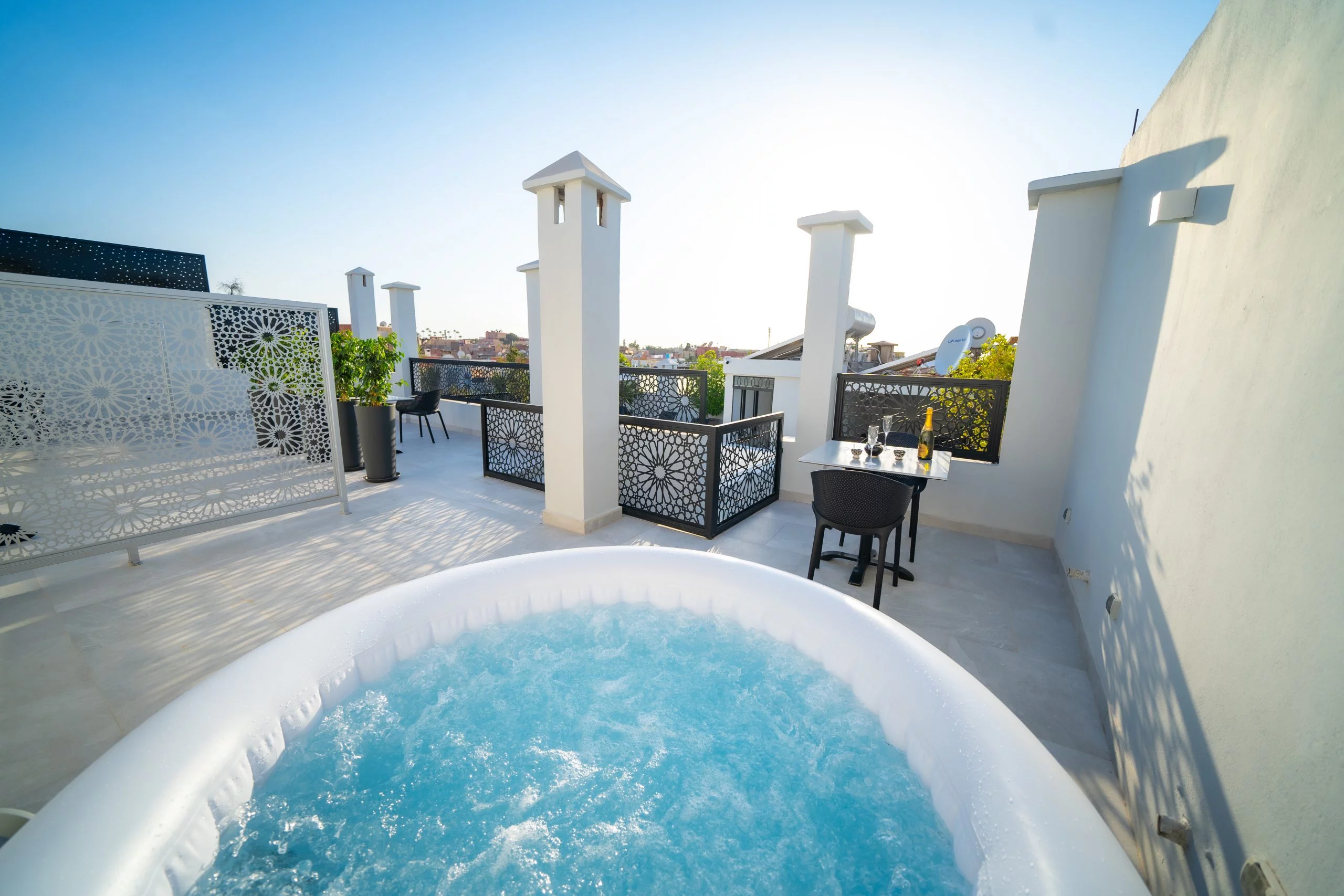 Sur-Terrasse-jacuzzi-scaled